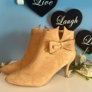 Porta brand women’s pointed toe, stiletto zip side ankle boot size 8.